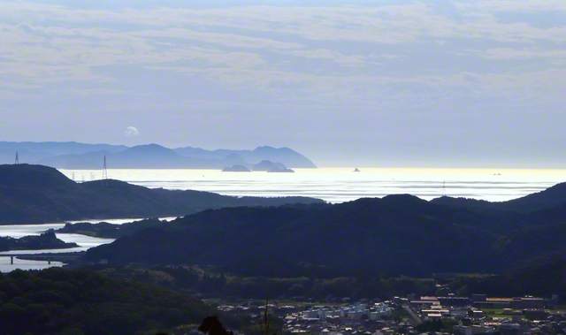 薩摩川内市の寺山からの眺望。金色に輝く東シナ海に甑島が浮かぶ（7日、山口裕次通信員）。青年の月・7月に向け、友情と歓喜の金波を幾重にも広げたい