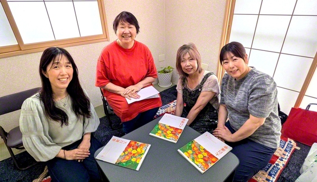 【水戸本陣県・三の丸支部　増田グループ】明るくにぎやかに対話の輪を広げる増田グループの女性部総会は15日、水戸市内で。「大白蓮華」に連載中の「輝きのグループ学習」を研さんし、“自他共の幸福”を祈る大切さを学んだ