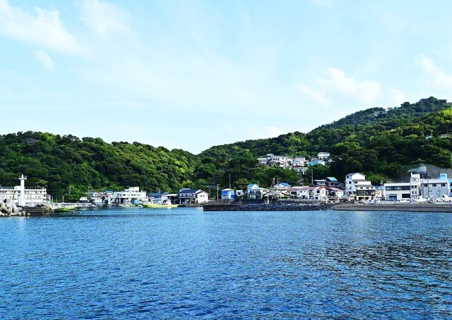 ここは、伊東市川奈の漁港。765年前、この地で船守弥三郎夫妻が、伊豆流罪中の日蓮大聖人を外護したとされる。夫妻の赤誠に、感謝とねぎらいを伝えた御書も残る（12日）
