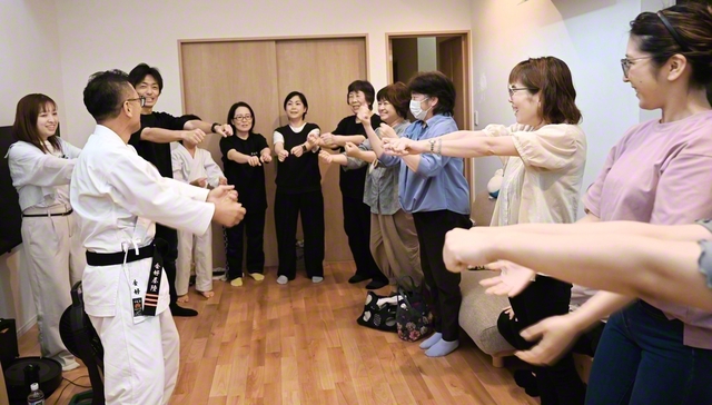 「えっ、不思議！」。琉球古武術ならではの力の使い方に、驚きの声が上がった松田グループの総会（延岡市で）