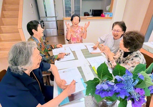 【若葉牧口区　千城台東支部　武田グループ】12日、千葉市内で開催された武田グループ（武田千恵子グループ長）の集いでは、『ワールド　セイキョウ』を読み合った後、“冷蔵庫の中身でビンゴ！”の企画がスタート。各自が書いた食材が並ぶと「あっ、それうちにもある！」等と歓声が上がった。ビンゴが当たった順に、その食材で作れる料理を披露。アイデアあふれる料理の数々に、友人を交えた集いは大いに盛り上がった