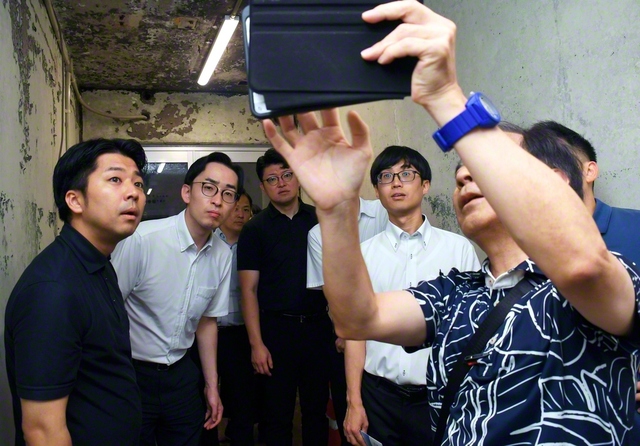 沖縄研修道場で核ミサイル「メースB」の発射基地跡を見学する竹中さん（後列右から2人目）