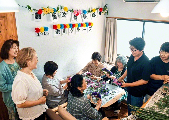 洪川グループの女性部総会では、全員でリース（花輪）作りを楽しく（新上五島町で）