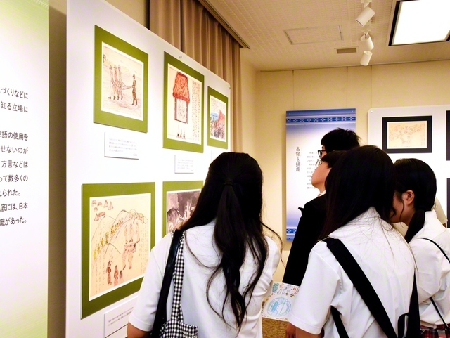 沖縄研修道場で「沖縄戦の絵」を見学する関西創価中学校の生徒（17日）