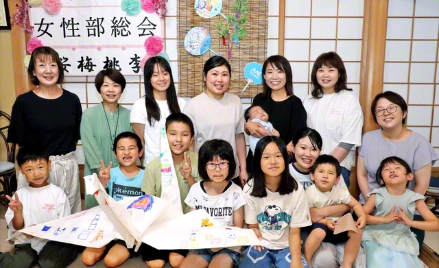 【倉吉栄光県・羽合支部　山本グループ】山本グループ（山本瞳グループ長）では大きな和紙を使って折り鶴を作成。そこに“未来っ子”たちが好きな絵を描いた（14日、湯梨浜町内で）