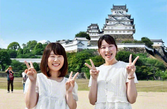 姫路城を紹介する月城さん㊧と越智さん