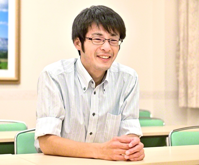高校時代から続けている伝統舞踊の鹿踊などを通じ、友好の輪を広げる瀬川さん