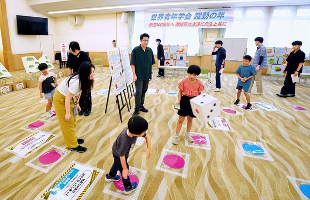 “防災すごろく”で楽しく防災知識を学び合った灘総区の友。参加者の投票による“気になる非常食ランキング”も好評を博した（6月28日、灘文化会館で）