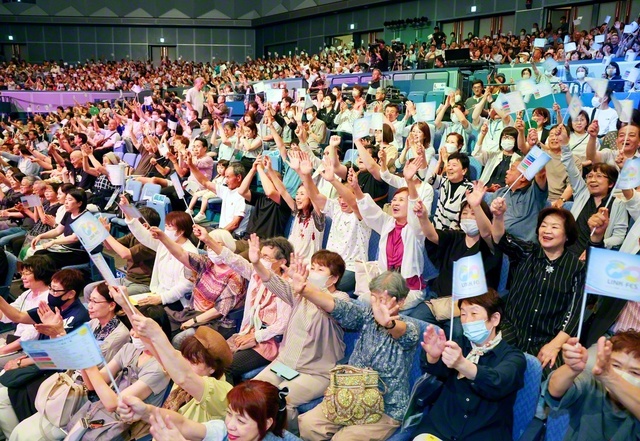 司会からの呼びかけに応える参加者。愛媛・八幡浜市から集った友は「青年世代を大切にし、友情と信頼の輪を広げたい」と決意の声を寄せた