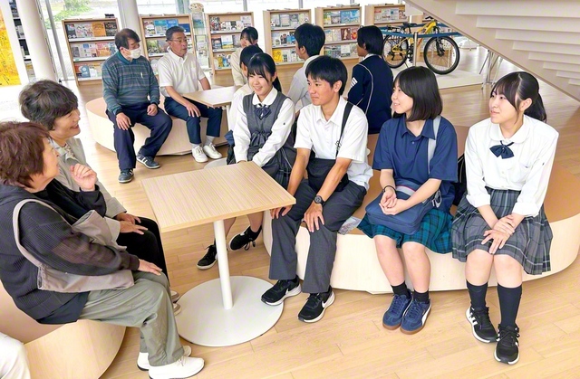 原発事故で避難生活を送ってきた友と懇談し、復興への思いを聞いた（6月18日、双葉町内で）