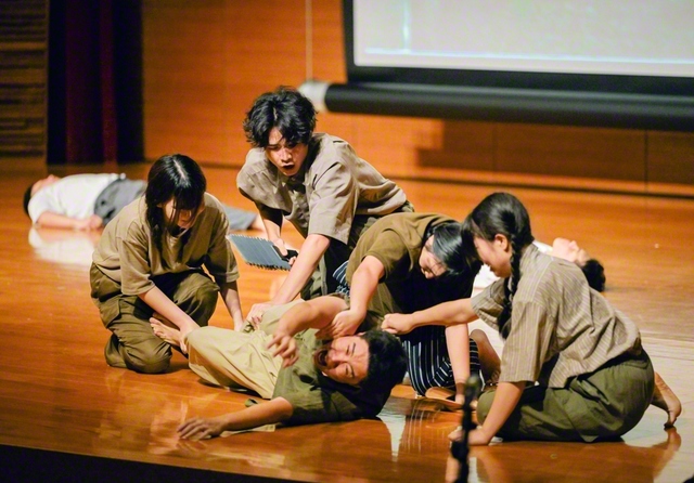 沖縄県人会の1年生を中心に、劇を通して戦争の悲惨さを表現した（6月28日、創価大学で）