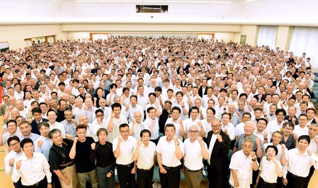 第4回九州王城会総会。この日を目指し、644人もの友が聖教を拡大。最後に、参加者全員で師との誓いの歌「田原坂」を大合唱し、「我らは『広布の田原坂』を登攀！」と“鬨の声”をとどろかせた（熊本平和会館で）
