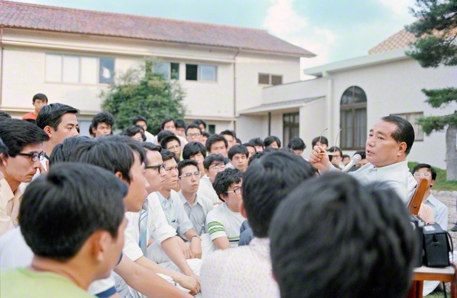 「きょうから真実の創価の師子として勇気を持って戦ってほしい」――師の期待を胸に共戦を誓う「学生部厚田会」のメンバー（1976年7月26日）