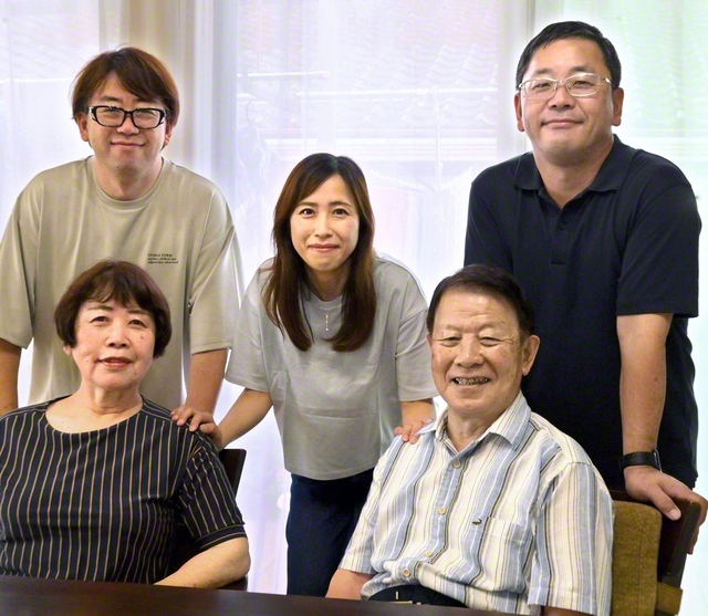 広布一筋の宮脇さんの家族（前列左から母・淑子さん、父・幸博さん。後列左から兄・泰博さん、宮脇さん、弟・秀和さん）