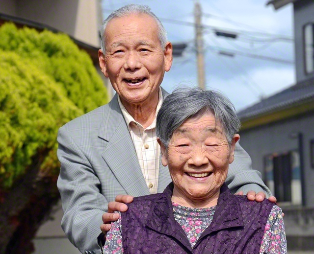 山田さん㊨と義郎さんが仲むつまじく。義郎さんの誇りは聖教新聞を40年以上配達してきたこと