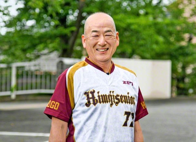 チームユニホームを着る稲谷さん