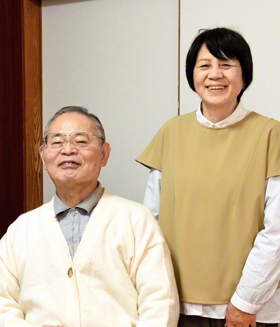 山本さん㊧と妻の夏子さん