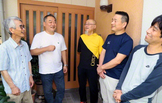 地区の友と談笑する濱上さん（左から2人目）