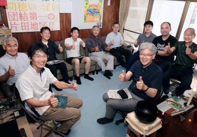 早島支部の“壮男座談会”。参加者が話すたびに、「いいね！」とたたえ合い、明るい雰囲気に（6月20日、早島町内で）