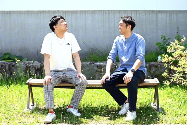 小滝さん㊧と堺さん。小滝さんは「学会は僕の居場所」と