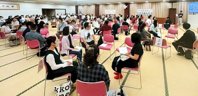 小田原県では「平和を感じた瞬間」「私の夢」などをテーマにトークが盛り上がった（6月21日、小田原文化会館で）
