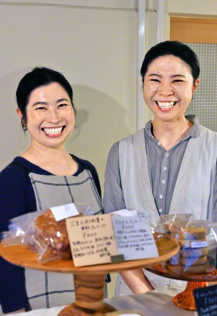 一緒に店に立つ髙岩さん㊧と妹・詠子さん