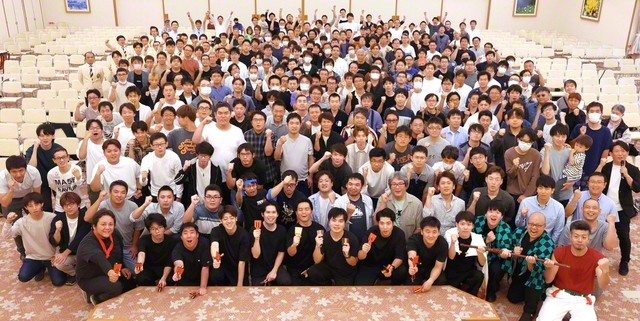 「栃木の広宣流布は私たちがやります！」と拳を突き上げる総栃木男子部の友（2025年10月、栃木平和会館で）