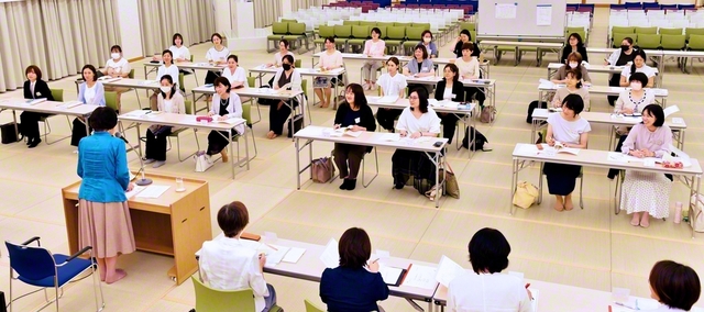 白ゆり大学校の開校式では、学会歌「今日も元気で」を合唱した（宮崎平和会館で）