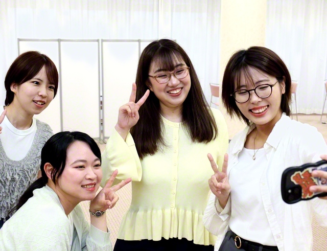 華陽会の友との出会いに感謝する西田さん（右から2人目）