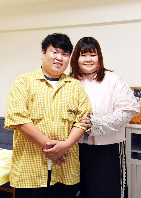 新会員の新地誠さん㊧と紹介者の梨花さん