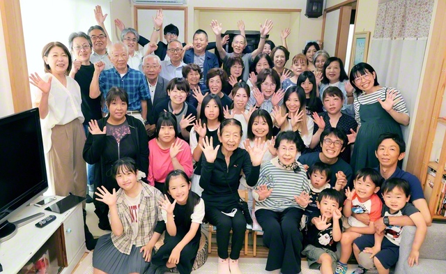【名張旭日圏・すずらん台支部　すずらん東地区】本年5月、2人の新入会者が誕生し、歓喜にあふれるすずらん東地区（池田操地区部長、阿比留順子女性部長）。未来部と青年世代を先頭に団結が光る