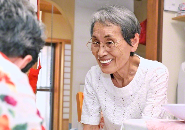 妹の恵子さんに話しかける田中さん