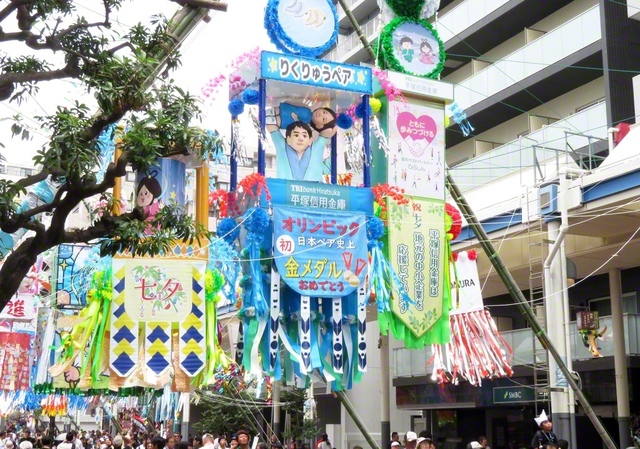 第74回「湘南ひらつか七夕まつり」が7月3日から5日にわたって開催され、JR平塚駅周辺は色鮮やかな七夕飾りと多くの人でにぎわった。友の幸福と平和を願いながら、シャッターを切った（4日、五十嵐哲也通信員）