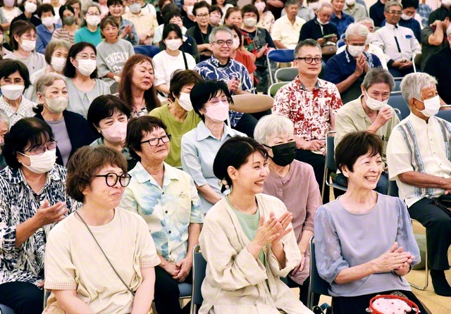 師弟勝利を誓って前進する創価県の友（2日、名護平和会館で）