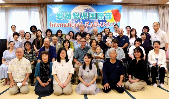 愛媛総県国際部の友が記念のカメラに（5日、愛媛文化会館で）
