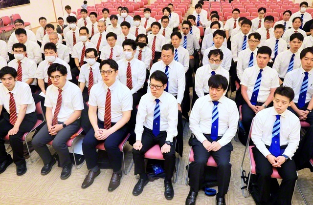 香川総県の創価班、牙城会の友が誓いも高らかに。人間革命の実証を語った体験発表やグループトークで新出発を約し合った（四国池田文化会館で）
