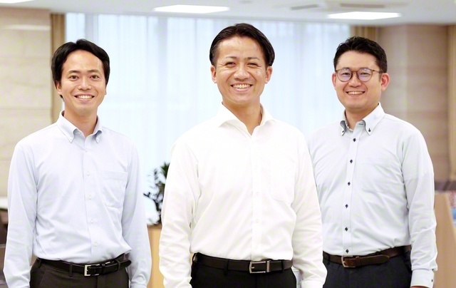 師弟の誓願に燃え立つ星男子部長㊥。福永書記長㊧、坪井青年部長と共に今秋の「SOKA青年総会」に向けて最前線へ躍り出る