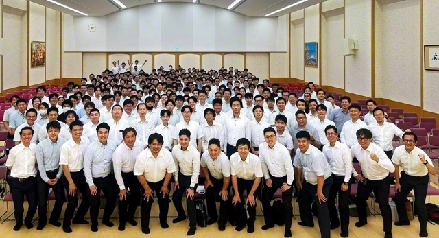 東横浜総県男子部の同志が記念のカメラに（神奈川池田記念講堂で）。奥山総県男子部長が「一人」を大切にする実践を訴え、佐々木東海道青年部長が励ました