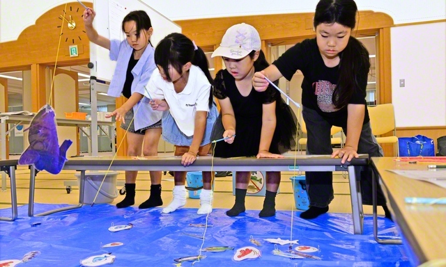 琵琶湖に生息する魚を釣り上げ、裏に書かれた点数で競い合った