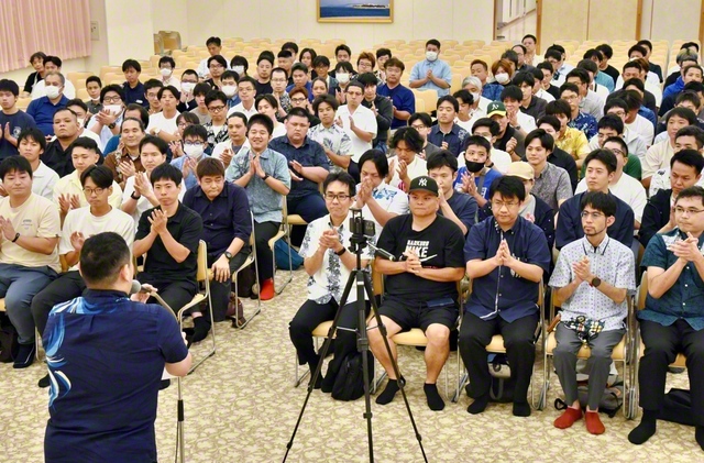 沖縄男子部の大会。創価班、牙城会の総会の意義も込められ、互いの奮闘をたたえ合った（11日、沖縄国際平和会館で）