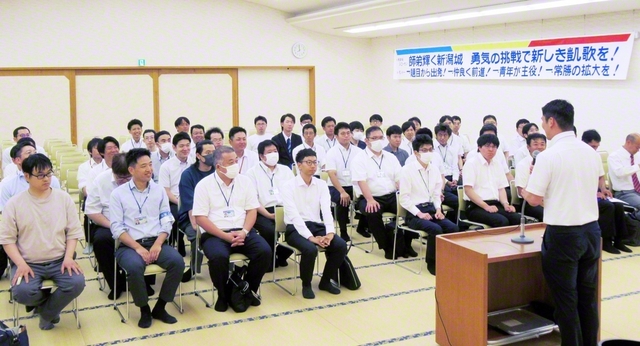 柏崎牧口記念会館に集った第2新潟総県男子部の友。創価三代の師弟の魂を受け継ぐ一人一人にと皆で約し合った