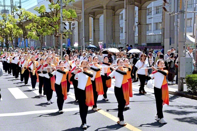 「東大阪市民ふれあい祭り」のパレードに出演した富士鼓笛隊（5月、東大阪市内で）