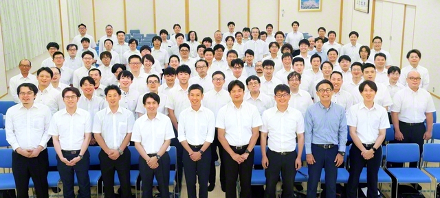 福島文化会館に集った友が記念のカメラに納まった（11日）