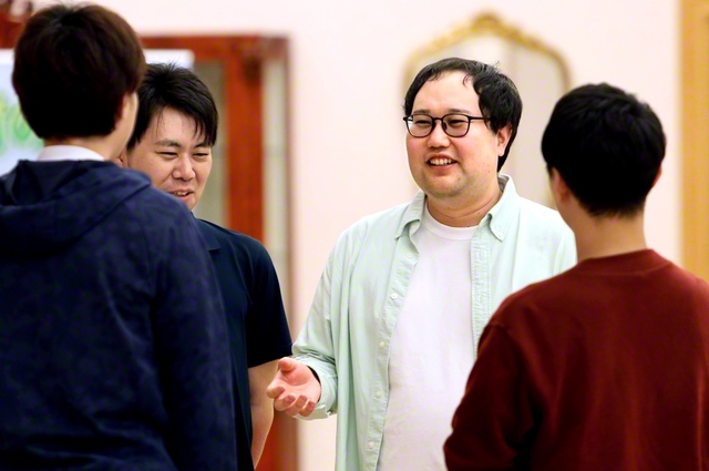 信頼する男子部の仲間たちと語らう成田さん（右から2人目）