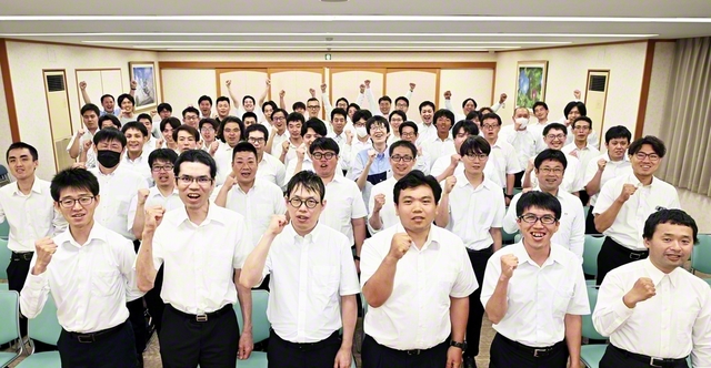 【静岡総県】静岡総県男子部は静岡文化会館で。大園総県男子部長がこれまでの薫陶の日々をたたえ、感謝を述べた。続いて、飯田総静岡男子部書記長は「変化の時代だからこそ、地道な訪問・激励と勇気の折伏で、新たな歴史を築こう！」と呼びかけた