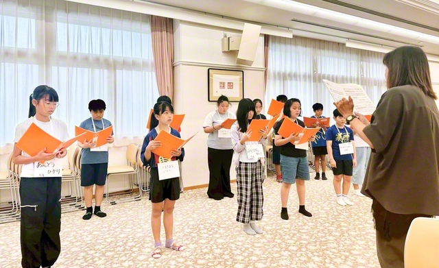 発表に向けて練習に励む「沖縄ちゅら太陽（サン）少年少女合唱団」のメンバー（7月12日）