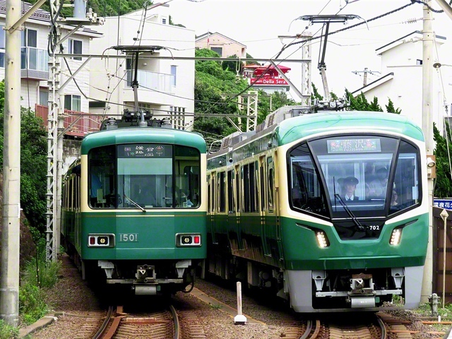 観光客でにぎわう鎌倉の「江ノ電」。開業から124年。かつては廃線の危機があったが、今では沿線風景は大きく変わり、大人気路線になっている。この春から新型車両「700形」が運行。20年ぶりの新型で、次世代を担う車両とされる（3日、五十嵐哲也通信員）