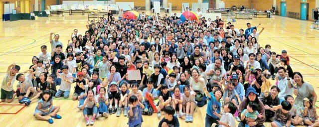 エンディングイベントに参加した友が記念のカメラに