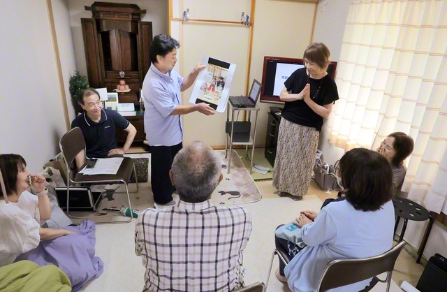 山口の宇部圏・宇部栄光支部で行われた「支部総会プレゼン大会」の様子(12日、宇部市内で)
