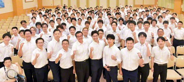 結成75周年を記念した「全国男子部大会」が11日、全国各地で中継を結んで開催。同大会は、創価班・牙城会総会の意義も込めて行われ、総県男子部は、山梨文化会館に集った。中継の終了後、瀬尾総県男子部長が「ニュー山梨男子部は“励まし日本一”との気概で前進しよう」と呼びかけた